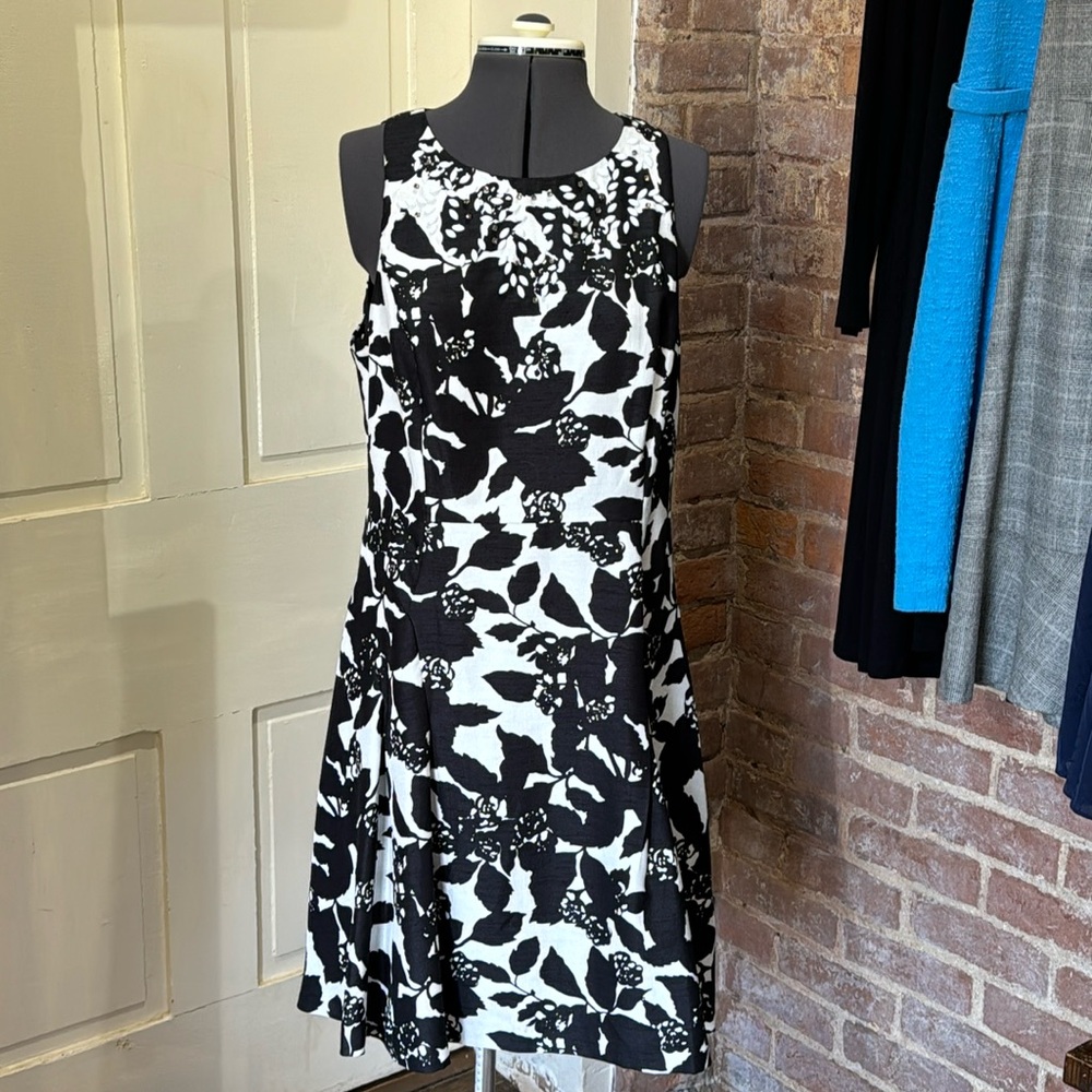 Ivanka Trump Sleeveless Round-Neck Fully Lined Black & White Floral Dress - Picture 3 of 12